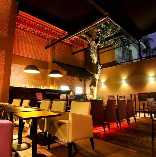 Taças de cristal suspensas sobre o bar