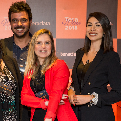 Amigos brindando com taças de vinho tinto