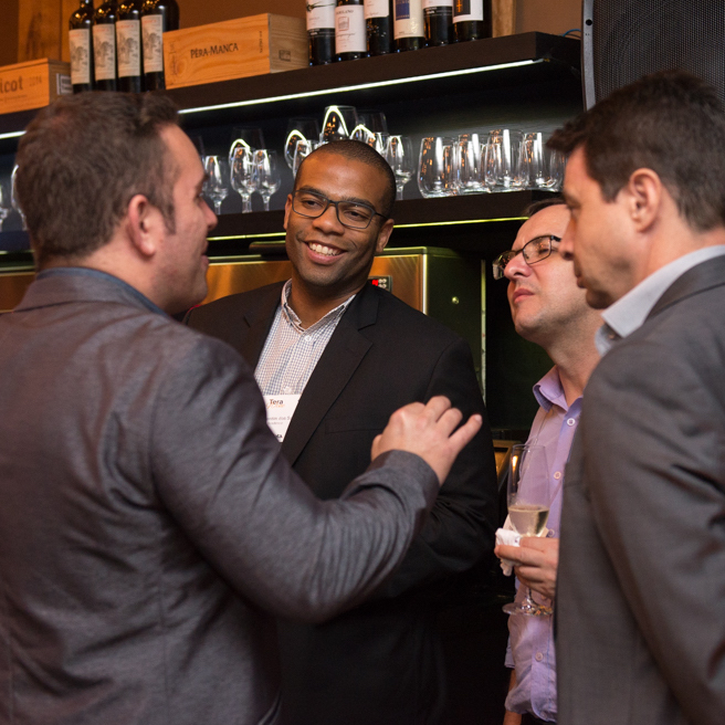 Amigos brindando em um evento no Bardega
