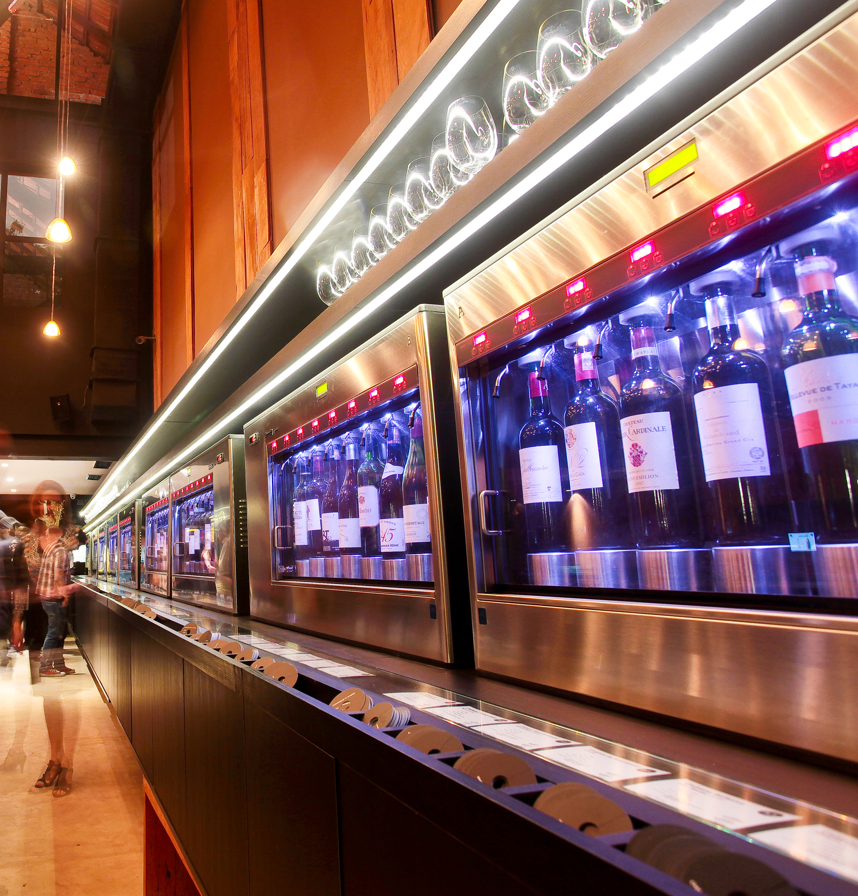 Vinho tinto servido na taça por uma wine machine